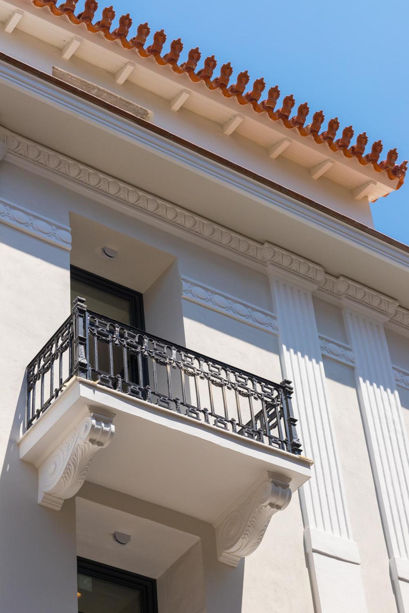 Elegant Room Balcony Residence
